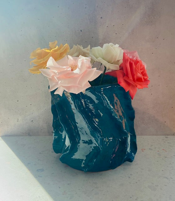Frilly vase in turquoise