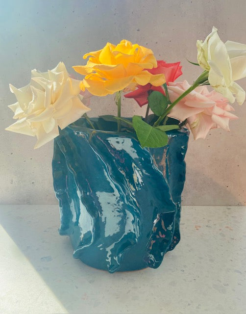 Frilly vase in turquoise